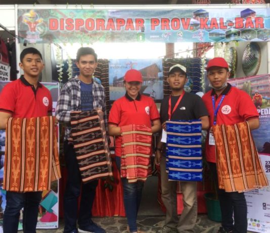 Pesparawi Ajang Promosi Wisata Kalbar PENGGIAT WISATA. Jewita dan Genpi Kalbar mengisi stan Pameran Pesparawi di Rumah Radakng, Pontianak, kemarin. Nova Sari-RK