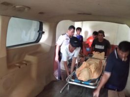 Pria Lansia Meninggal di Hotel Benua Mas, Polisi Temukan Tisu Magic EVAKUASI. Jenazah korban saat dievakuasi dari kamar hotel untuk dibawa ke RSUD dr Soedarso, Jumat (10/8) siang—Ocsya Ade CP