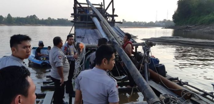 DIBUBARKAN. Tim gabungan dari sejumlah satuan Polres Sekadau membubarkan aktivitas PETI di Sungai Kapuas, Kamis (16/8) sore--Abdu Syukri