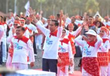 Rekor Dunia, 65 Ribu Orang Menari Bersama IKUT MENARI. Presiden Joko Widodo bersama Ibu Iriana dan Wakil Presiden Jusuf Kalla, ikut menari mengikuti pemecahan rekor dunia Guinness World Record Tari Poco-poco 2018 di Monas, Jakarta, Minggu (5/8). Issak Ramdhani-Jawa Pos