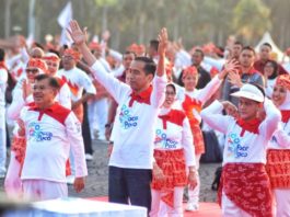 IKUT MENARI. Presiden Joko Widodo bersama Ibu Iriana dan Wakil Presiden Jusuf Kalla, ikut menari mengikuti pemecahan rekor dunia Guinness World Record Tari Poco-poco 2018 di Monas, Jakarta, Minggu (5/8). Issak Ramdhani-Jawa Pos