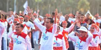 Rekor Dunia, 65 Ribu Orang Menari Bersama IKUT MENARI. Presiden Joko Widodo bersama Ibu Iriana dan Wakil Presiden Jusuf Kalla, ikut menari mengikuti pemecahan rekor dunia Guinness World Record Tari Poco-poco 2018 di Monas, Jakarta, Minggu (5/8). Issak Ramdhani-Jawa Pos