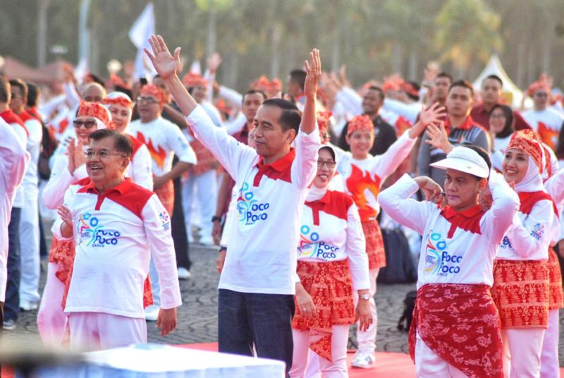 IKUT MENARI. Presiden Joko Widodo bersama Ibu Iriana dan Wakil Presiden Jusuf Kalla, ikut menari mengikuti pemecahan rekor dunia Guinness World Record Tari Poco-poco 2018 di Monas, Jakarta, Minggu (5/8). Issak Ramdhani-Jawa Pos