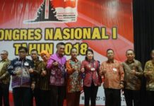 Perdagangan Online Perlu Regulasi Bupati Sekadau, Rupinus SH MSi oto bersama sejumlah kepala daerah yang mengikuti Kongres Nasional I Perlindungan Konsumen Tahun 2018 di Ballroom The Balava Hotel, Malang, Jawa Timur, Senin (27/8). Yusak Humas Pemkab Sekadau for Rakyat Kalbar
