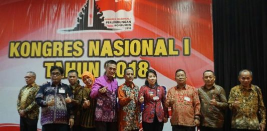 Perdagangan Online Perlu Regulasi Bupati Sekadau, Rupinus SH MSi oto bersama sejumlah kepala daerah yang mengikuti Kongres Nasional I Perlindungan Konsumen Tahun 2018 di Ballroom The Balava Hotel, Malang, Jawa Timur, Senin (27/8). Yusak Humas Pemkab Sekadau for Rakyat Kalbar