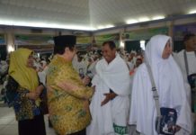 Ombudsman Ajak Pantau Penyelenggaraan Haji SALAMI JEMAAH. Pj Gubernur Kalbar Dodi Riyadmadji menyalami salah seorang jemaah Calhaj saat acara pelepasan Kloter 15 asal Pontianak, Singkawang dan Sintang yang tergabung dalam di Embarkasi Batam, Jumat (3/8). Humas Pemprov for RK