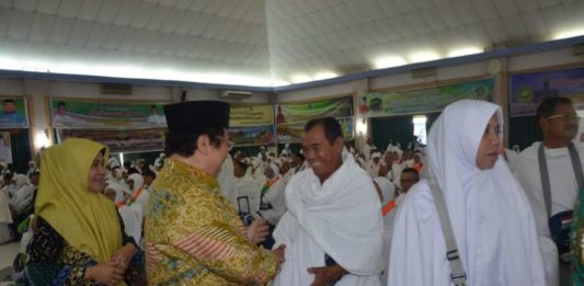 Ombudsman Ajak Pantau Penyelenggaraan Haji SALAMI JEMAAH. Pj Gubernur Kalbar Dodi Riyadmadji menyalami salah seorang jemaah Calhaj saat acara pelepasan Kloter 15 asal Pontianak, Singkawang dan Sintang yang tergabung dalam di Embarkasi Batam, Jumat (3/8). Humas Pemprov for RK