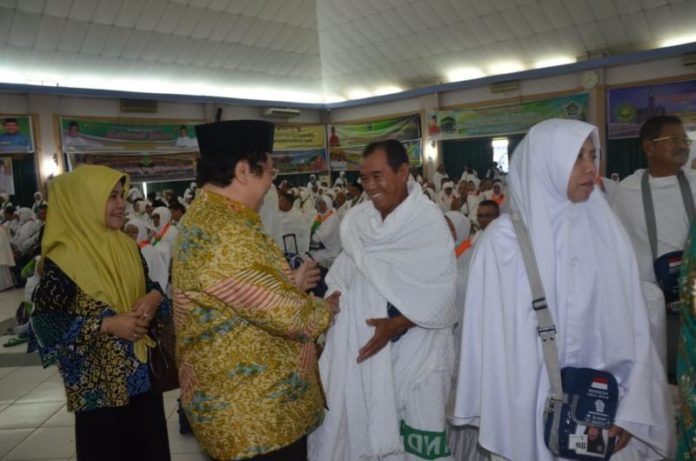 SALAMI JEMAAH. Pj Gubernur Kalbar Dodi Riyadmadji menyalami salah seorang jemaah Calhaj saat acara pelepasan Kloter 15 asal Pontianak, Singkawang dan Sintang yang tergabung dalam di Embarkasi Batam, Jumat (3/8). Humas Pemprov for RK