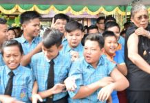 Sasar 14 Ribu Lebih Anak SUDAH VAKSIN. Jarot Winarno memberi contoh pelajar SMPN 1 Sintang agar menunjukkan lengan yang sudah diberi vaksin MR di halaman SMPN 1 Sintang, Kamis (2/8). Benidiktus Krismono-RK