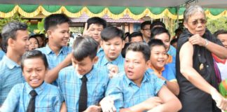 Sasar 14 Ribu Lebih Anak SUDAH VAKSIN. Jarot Winarno memberi contoh pelajar SMPN 1 Sintang agar menunjukkan lengan yang sudah diberi vaksin MR di halaman SMPN 1 Sintang, Kamis (2/8). Benidiktus Krismono-RK