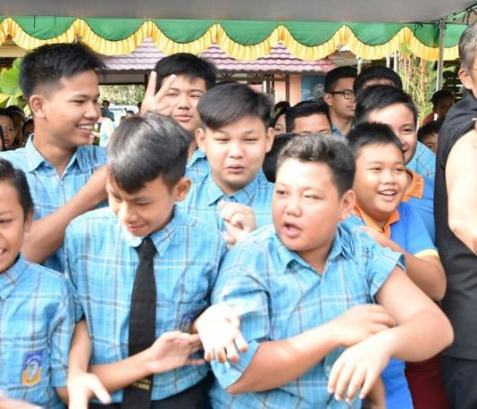 Sasar 14 Ribu Lebih Anak SUDAH VAKSIN. Jarot Winarno memberi contoh pelajar SMPN 1 Sintang agar menunjukkan lengan yang sudah diberi vaksin MR di halaman SMPN 1 Sintang, Kamis (2/8). Benidiktus Krismono-RK