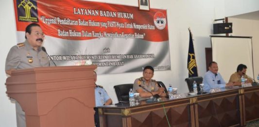 Sistem Administrasi Hukum Umum Online Sambutan. Pj Bupati Kayong Utara, H Syarif Yusniarsyah menyampaikan sambutan dalam kegiatan layanan badan hukum di Hotel Mahkota Kayong di Sukadana, Selasa (28/8). Japri for Rakyat Kalbar