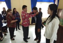 35 Mahasiswa FKIP Untan asal Bengkayang KKN-PPL di Kampung Halaman PENYERAHAN. Kepala Disdikbud Bengkayang Dr Yan S.Sos, M.Si menerima secara simbolis mahasiswa KKN-PPL di Aula Dinas Pendidikan dan Kebudayaan (Disdikbud), Kamis (2/8) pagi--Kurnadi/RK