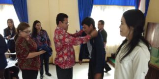 35 Mahasiswa FKIP Untan asal Bengkayang KKN-PPL di Kampung Halaman PENYERAHAN. Kepala Disdikbud Bengkayang Dr Yan S.Sos, M.Si menerima secara simbolis mahasiswa KKN-PPL di Aula Dinas Pendidikan dan Kebudayaan (Disdikbud), Kamis (2/8) pagi--Kurnadi/RK