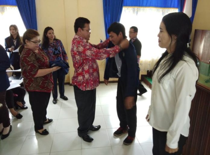 PENYERAHAN. Kepala Disdikbud Bengkayang Dr Yan S.Sos, M.Si menerima secara simbolis mahasiswa KKN-PPL di Aula Dinas Pendidikan dan Kebudayaan (Disdikbud), Kamis (2/8) pagi--Kurnadi/RK