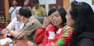 Bupati Akan Berikan Bonus Buat Devi Safitri TANGIS HARU. Devi Safitri memberikan sambutan sambil menangis terharu di kantor Bupati Kubu Raya, Selasa (31/7). Syamsul Arifin-RK