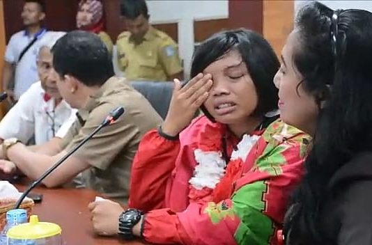 Bupati Akan Berikan Bonus Buat Devi Safitri TANGIS HARU. Devi Safitri memberikan sambutan sambil menangis terharu di kantor Bupati Kubu Raya, Selasa (31/7). Syamsul Arifin-RK