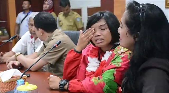 TANGIS HARU. Devi Safitri memberikan sambutan sambil menangis terharu di kantor Bupati Kubu Raya, Selasa (31/7). Syamsul Arifin-RK