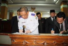 Perubahan APBD Pontianak Diyakini Tak Defisit TEKEN KESEPAKATAN. Sutarmidji melakukan menandatangani nota kesepakatan KUPA PPAS Tahun Anggaran 2018 di ruang rapat paripurna DPRD Pontianak, Rabu (1/8). Maulidi Murni-RK