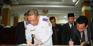 Perubahan APBD Pontianak Diyakini Tak Defisit TEKEN KESEPAKATAN. Sutarmidji melakukan menandatangani nota kesepakatan KUPA PPAS Tahun Anggaran 2018 di ruang rapat paripurna DPRD Pontianak, Rabu (1/8). Maulidi Murni-RK