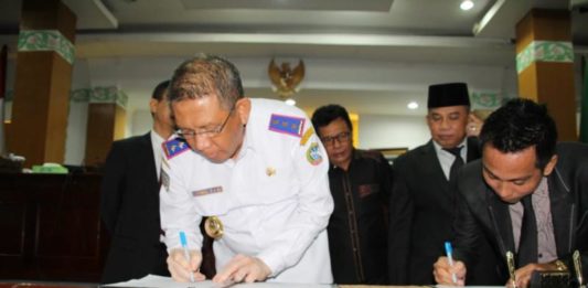 Perubahan APBD Pontianak Diyakini Tak Defisit TEKEN KESEPAKATAN. Sutarmidji melakukan menandatangani nota kesepakatan KUPA PPAS Tahun Anggaran 2018 di ruang rapat paripurna DPRD Pontianak, Rabu (1/8). Maulidi Murni-RK