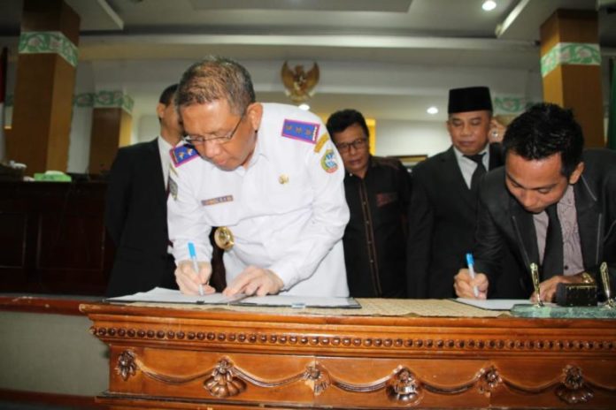 TEKEN KESEPAKATAN. Sutarmidji melakukan menandatangani nota kesepakatan KUPA PPAS Tahun Anggaran 2018 di ruang rapat paripurna DPRD Pontianak, Rabu (1/8). Maulidi Murni-RK