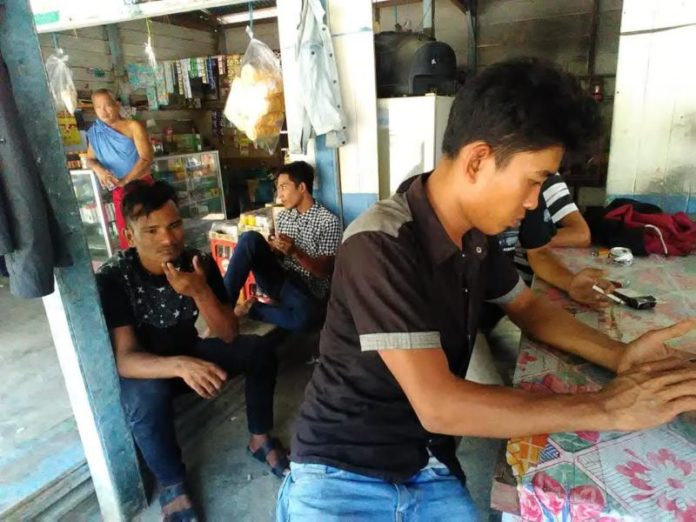 TERLANTAR. Belasan warga Aceh terlantar di Entikong--Warga for RK