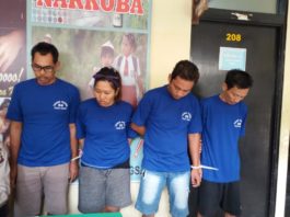 Sabu Barang Bukti Polda Masih Tanda Tanya TERSANGKA NARKOBA. Keempat pelaku jaringan narkoba Pontianak dan Palangkaraya dihadirkan dalam press release di Kantor Ditektorat Reserse Narkoba Kalbar, Rabu (1/8). Andi Ridwansya-RK