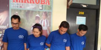 Sabu Barang Bukti Polda Masih Tanda Tanya TERSANGKA NARKOBA. Keempat pelaku jaringan narkoba Pontianak dan Palangkaraya dihadirkan dalam press release di Kantor Ditektorat Reserse Narkoba Kalbar, Rabu (1/8). Andi Ridwansya-RK