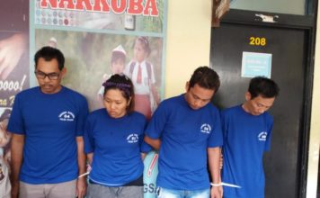 Sabu Barang Bukti Polda Masih Tanda Tanya TERSANGKA NARKOBA. Keempat pelaku jaringan narkoba Pontianak dan Palangkaraya dihadirkan dalam press release di Kantor Ditektorat Reserse Narkoba Kalbar, Rabu (1/8). Andi Ridwansya-RK