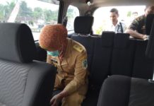 Kades Balai Karangan Dijebloskan ke Penjara TERSANGKA PUNGLI. Masih mengenakan baju dinas Kepala Desa Karangan, penyidik kejaksaan menggelandang MY ke Rutan Kelas II Pontianak, kemarin. Cabang Kejari Sanggau di Entikong for RK