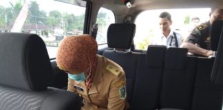 Kades Balai Karangan Dijebloskan ke Penjara TERSANGKA PUNGLI. Masih mengenakan baju dinas Kepala Desa Karangan, penyidik kejaksaan menggelandang MY ke Rutan Kelas II Pontianak, kemarin. Cabang Kejari Sanggau di Entikong for RK