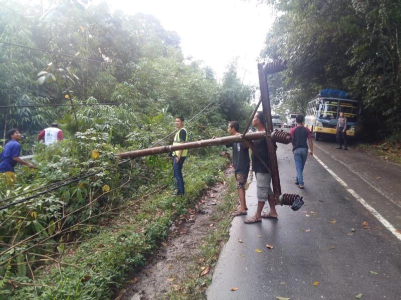 URAI KEMACETAN. Personel Polres Sekadau mengurai kemacetan yang terjadi di KM 22, Dusun Gonis Rabu, Kamis (23/8) sore. Kemacetan terjadi karena ada pohon yang menimpa tiang listrik hingga tumbang ke Jalan Sekadau-Sintang--Abdu Syukri