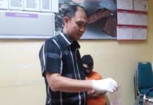 Satres Narkoba Polresta Pontianak Bekuk Perempuan Pengantar Barang Haram BARANG BUKTI. Kasat Reserse Narkoba Polresta Pontianak, AKP Muslimin saat menunjukkan barang bukti sabu di Mapolresta Pontianak, Kamis (2/8) siang--Andi Ridwansyah-RK