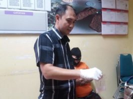 Satres Narkoba Polresta Pontianak Bekuk Perempuan Pengantar Barang Haram BARANG BUKTI. Kasat Reserse Narkoba Polresta Pontianak, AKP Muslimin saat menunjukkan barang bukti sabu di Mapolresta Pontianak, Kamis (2/8) siang--Andi Ridwansyah-RK