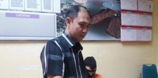 Satres Narkoba Polresta Pontianak Bekuk Perempuan Pengantar Barang Haram BARANG BUKTI. Kasat Reserse Narkoba Polresta Pontianak, AKP Muslimin saat menunjukkan barang bukti sabu di Mapolresta Pontianak, Kamis (2/8) siang--Andi Ridwansyah-RK