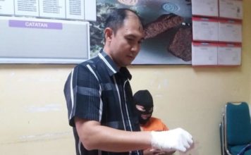 Satres Narkoba Polresta Pontianak Bekuk Perempuan Pengantar Barang Haram BARANG BUKTI. Kasat Reserse Narkoba Polresta Pontianak, AKP Muslimin saat menunjukkan barang bukti sabu di Mapolresta Pontianak, Kamis (2/8) siang--Andi Ridwansyah-RK