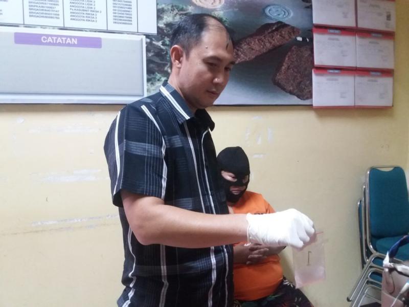 BARANG BUKTI. Kasat Reserse Narkoba Polresta Pontianak, AKP Muslimin saat menunjukkan barang bukti sabu di Mapolresta Pontianak, Kamis (2/8) siang--Andi Ridwansyah-RK