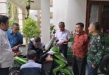Berita Besar Baterai Lithium KARYA SANTRI. Para peneliti baterai lithium dari LIPI dan UNS sedang mendiskusikan sepeda motor Take-Run karya santri Pondok Pesantren Sabilil Muttaqin di rumah Dahlan Iskan. Dis Photo