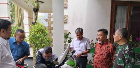 Berita Besar Baterai Lithium KARYA SANTRI. Para peneliti baterai lithium dari LIPI dan UNS sedang mendiskusikan sepeda motor Take-Run karya santri Pondok Pesantren Sabilil Muttaqin di rumah Dahlan Iskan. Dis Photo