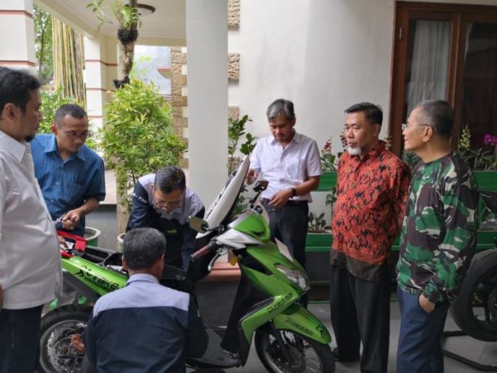 KARYA SANTRI. Para peneliti baterai lithium dari LIPI dan UNS sedang mendiskusikan sepeda motor Take-Run karya santri Pondok Pesantren Sabilil Muttaqin di rumah Dahlan Iskan. Dis Photo