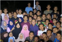 Menguji Kemauan Tidak Berkarat DI CIHERAS. Dahlan Iskan di tengah calon mahasiswa di kompleks penari langit Ricky Elson di Ciheras. DISWAY PHOTO