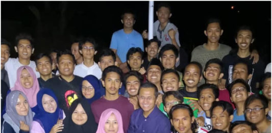 Menguji Kemauan Tidak Berkarat DI CIHERAS. Dahlan Iskan di tengah calon mahasiswa di kompleks penari langit Ricky Elson di Ciheras. DISWAY PHOTO