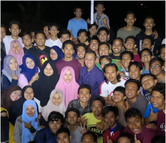 Menguji Kemauan Tidak Berkarat DI CIHERAS. Dahlan Iskan di tengah calon mahasiswa di kompleks penari langit Ricky Elson di Ciheras. DISWAY PHOTO