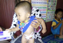 Jalani Operasi Kedua, Rafa Butuh Uluran Tangan BUTUH BANTUAN. Arnita dan anaknya Rafa Rafa Fauzan Kamil dikediamannya di Dusun Liang Desa Tekelak, Pinoh Utara, Melawi, Rabu (8/8). Dedi Irawan-RK