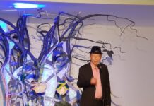 Ciputra di Tengah Siapa pun Cawapresnya 100 TAHUN HENDRA. Ciputra dalam acara 100 tahun pelukis Hendra Gunawan. Dahlan Iskan