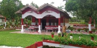 Kisah Seorang Pensiunan Guru di Landak Menunjukkan Nasionalismenya MERAH PUTIH. Pensiunan guru di Landak mengecat seisi rumah dan pekarangannya menjadi merah putih, belum lama ini—FB Markus Dodadu