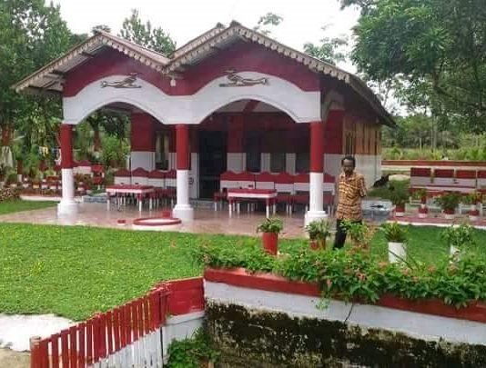 Kisah Seorang Pensiunan Guru di Landak Menunjukkan Nasionalismenya MERAH PUTIH. Pensiunan guru di Landak mengecat seisi rumah dan pekarangannya menjadi merah putih, belum lama ini—FB Markus Dodadu