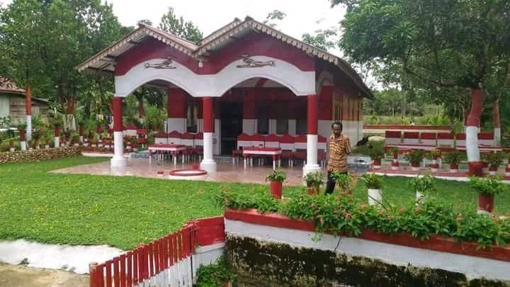 MERAH PUTIH. Pensiunan guru di Landak mengecat seisi rumah dan pekarangannya menjadi merah putih, belum lama ini—FB Markus Dodadu