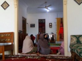 Suasana rumah almarhum Suparto di Jalan Daeng Menambon Rt 01/Rw 01, Desa Kuala Secapah, Kecamatan Mempawah Hilir dipenuhi sanak keluarga, Minggu (8/12). Ari Sandy